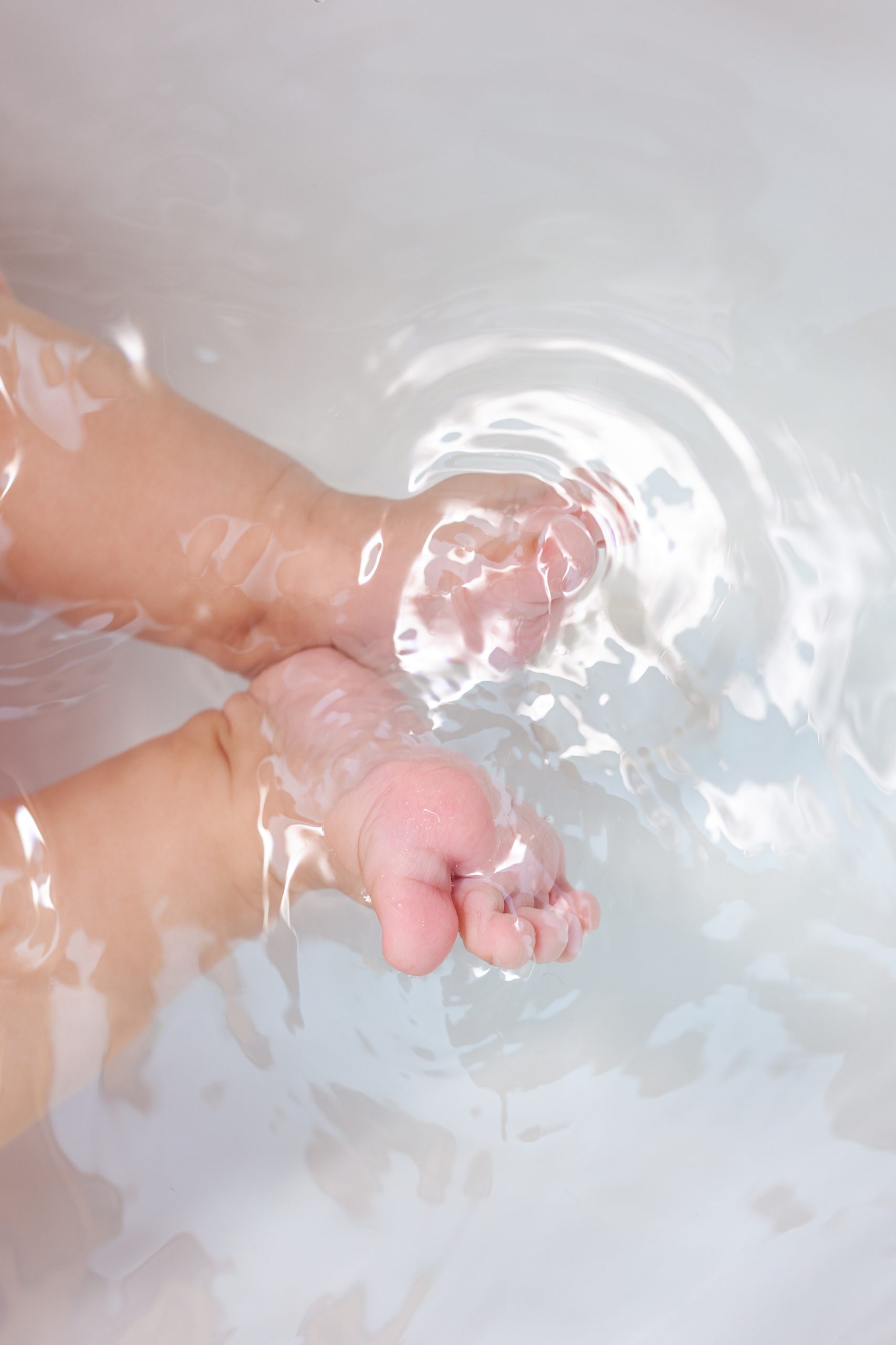 Pieds de bébé dans le bain