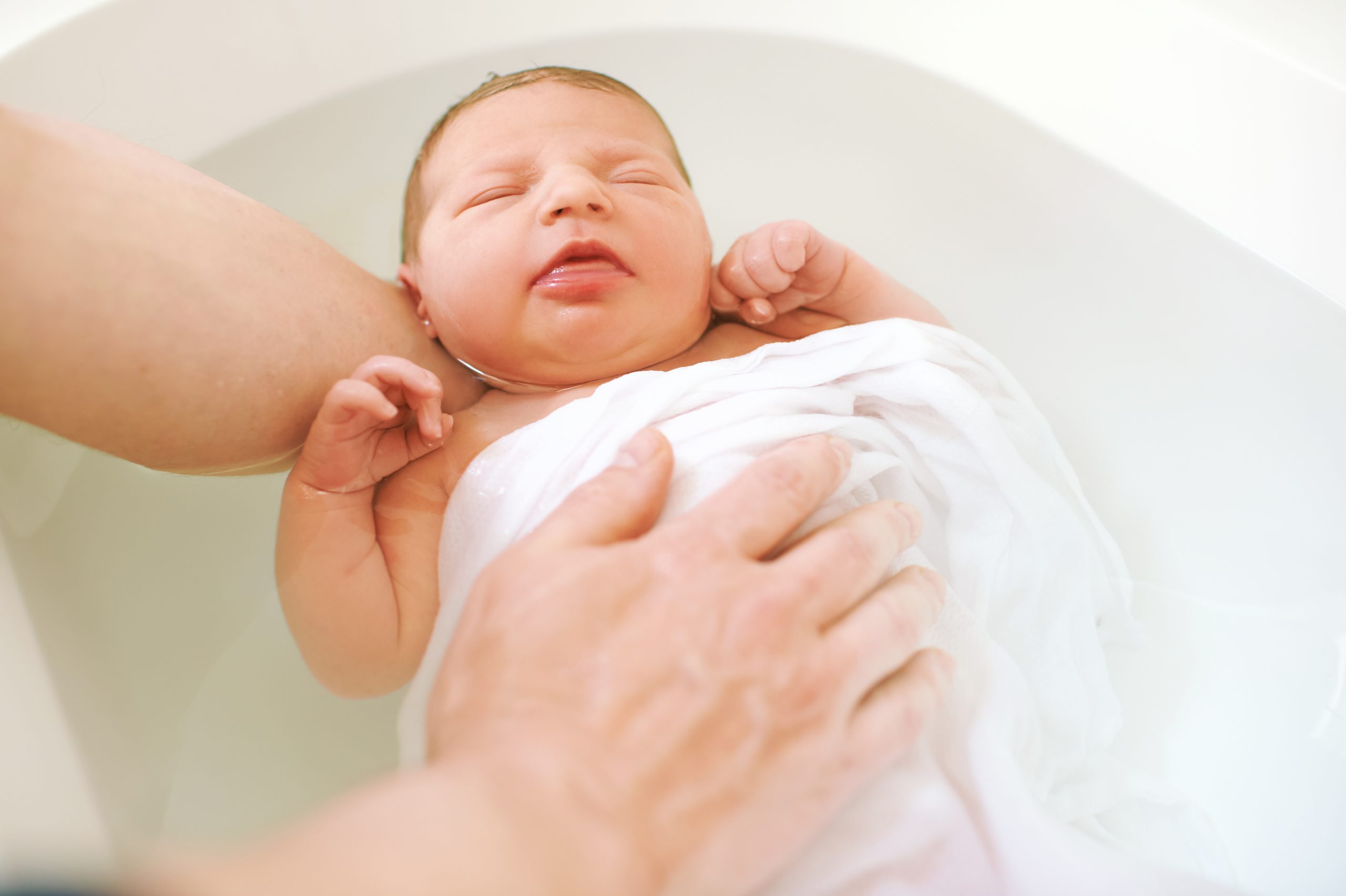 Bain enveloppé bébé