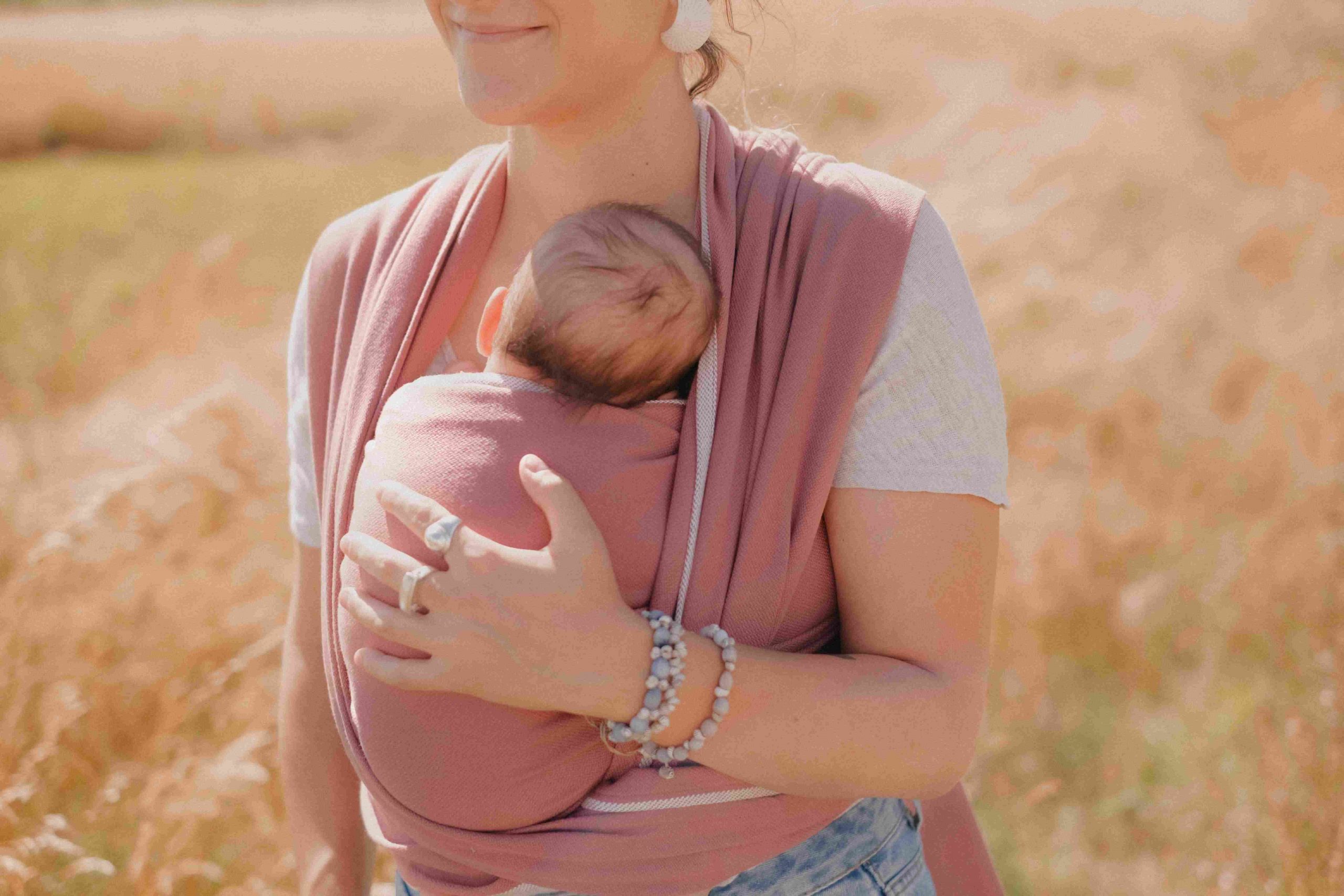 Maman porte bébé